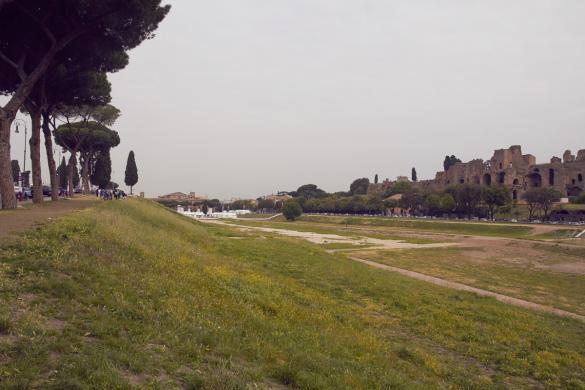 Ostia Antica, miles and shores, Rom, Städtetrip, citytrip, reisen, Reiseblog, Ruinen, Ruinenstadt, Circus Maximus, Wagenrennen, Ruinen, Wiese