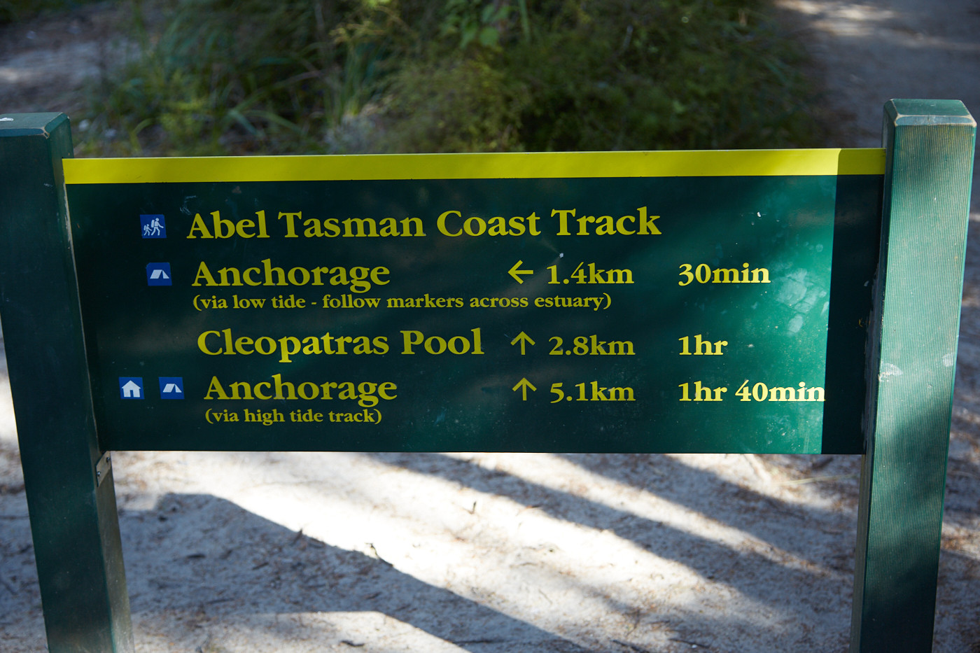 Das Schild bei der Wanderung im Abel Tasman Nationalpark, der Wanderweg ist bei Flut um einiges länger als bei Ebbe! Dies gilt bei der Planung der Wanderung zu beachten.