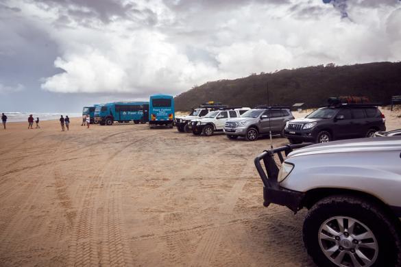 Fraser Island, Verkehr, Autos, Reisebusse, welche Tour, welcher Ausflug, UNIQUE tours, Autobahn, highway,