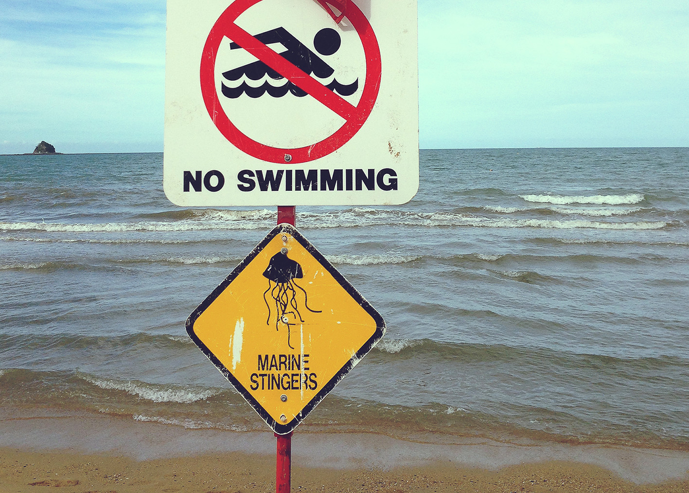 quallen in australien, schild, warning, marine stingers, schwimmen in australien, roadtrip, miles and shores, vorbereitung