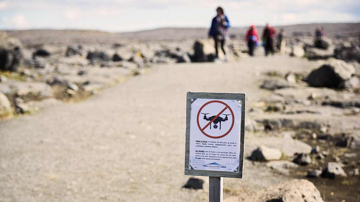 respect no fly zones, no fly zone iceland, no flying zone iceland, no drone, keine drohnen in island, island flugverbotszone, drohnen, drohnen verboten bei wasserfall island, wo verboten mit drohne zu fliegen