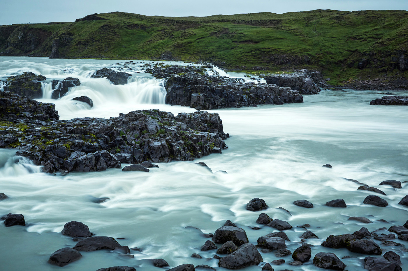 Urridafoss, Wasserfall, Iceland, Island, Rundreise, Roadtrip, thigns to do on a rainy day in Iceland, was tun an einem Regentag in Island, regnerisch, waterfall, Miles and Shores, Reiseblogger, Langzeitbelichtung