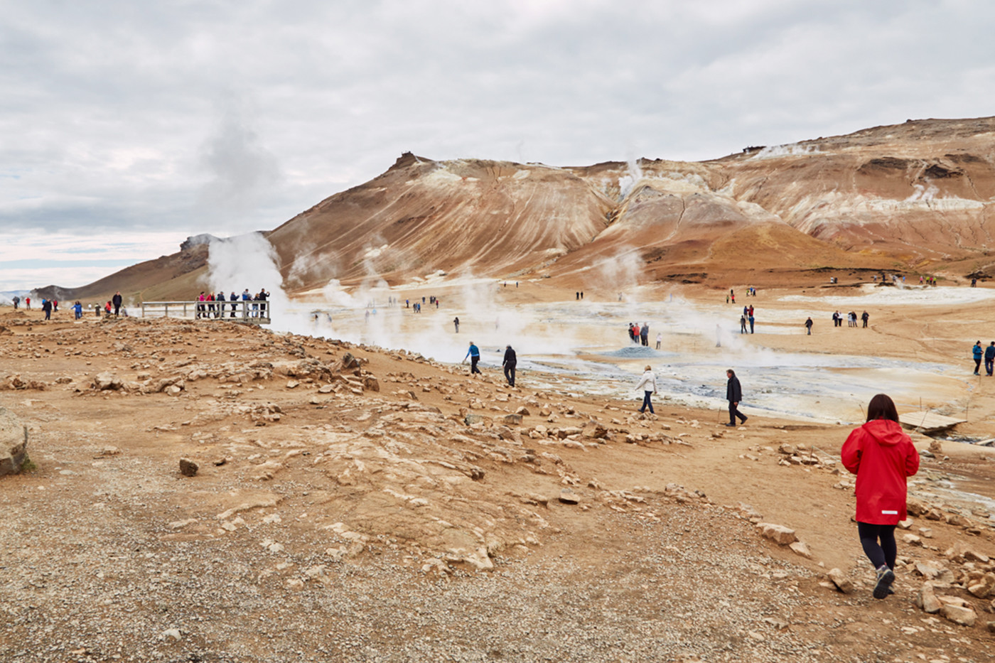 Leute beim Hverir, ein geothermisches Gebiet in Island