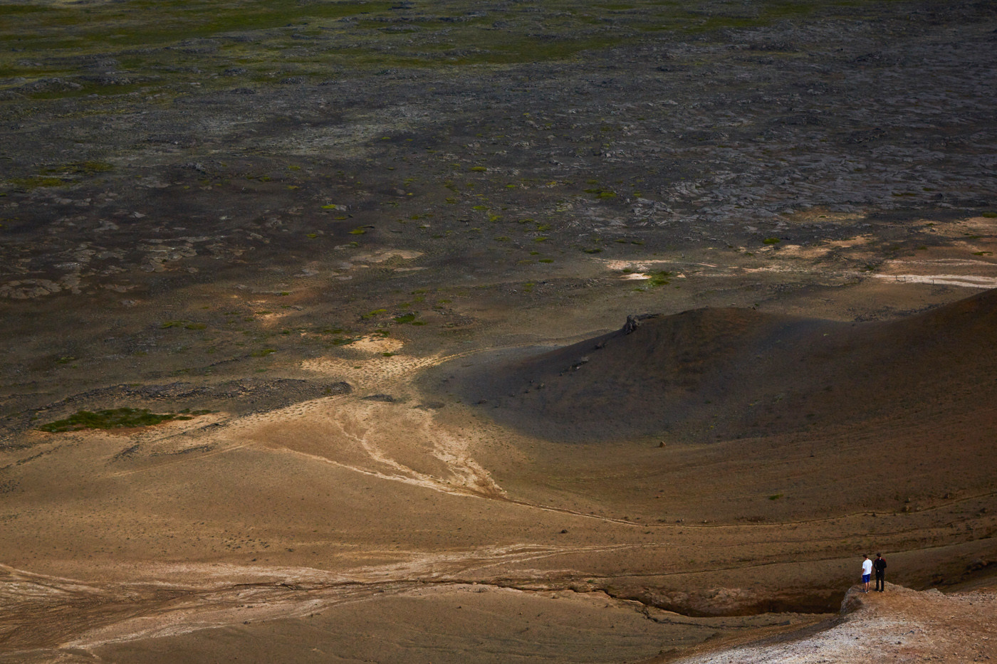 Dunkle Landschaft, der Ausblick vom Namafjall in Island