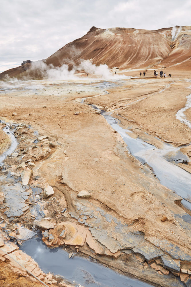 dampfende Quellen im Hverir Thermalgebiet im Nord-Osten von Island