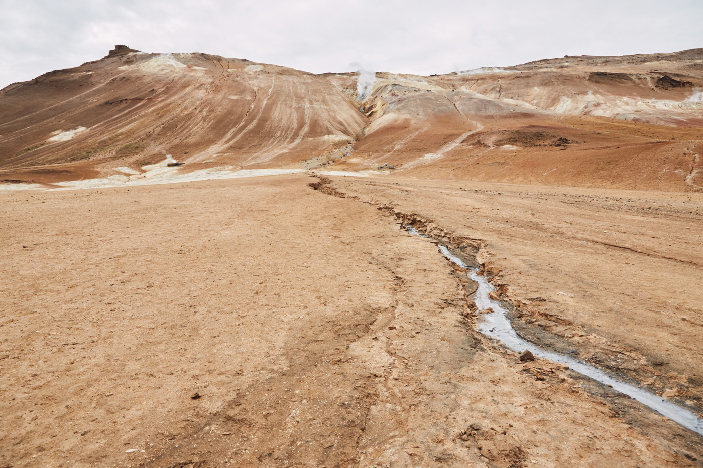 Das Hverir Geothermale Gebiet im Nordosten von Island, dahinter der Namafjall Berg