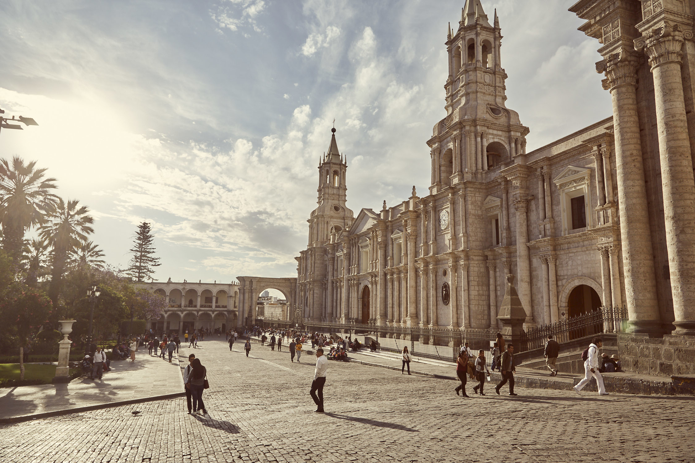 Plaza de Armas in Arequipa, Der Hauptplatz der Weißen Stadt ist berühmt für seine Kathedrale und gehört definitiv zu den 8 Must Do Things in Arequipa