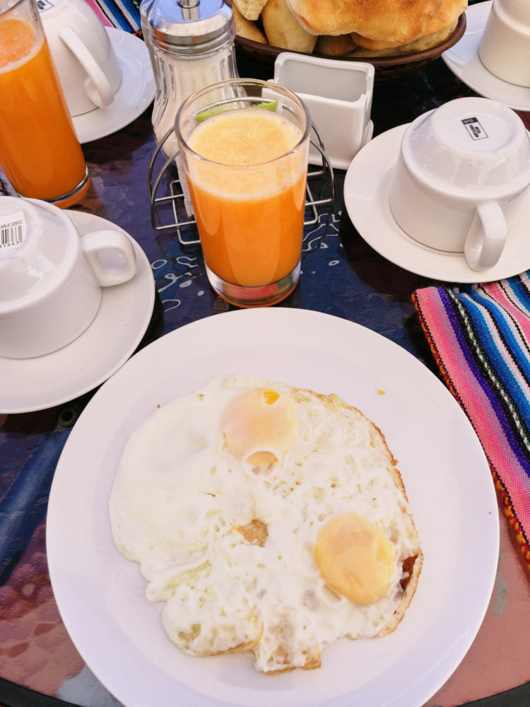 Eier und frischgepresster Papayasaft zum Frühstück im Hotel Wayna B&B in Arequipa, Peru.