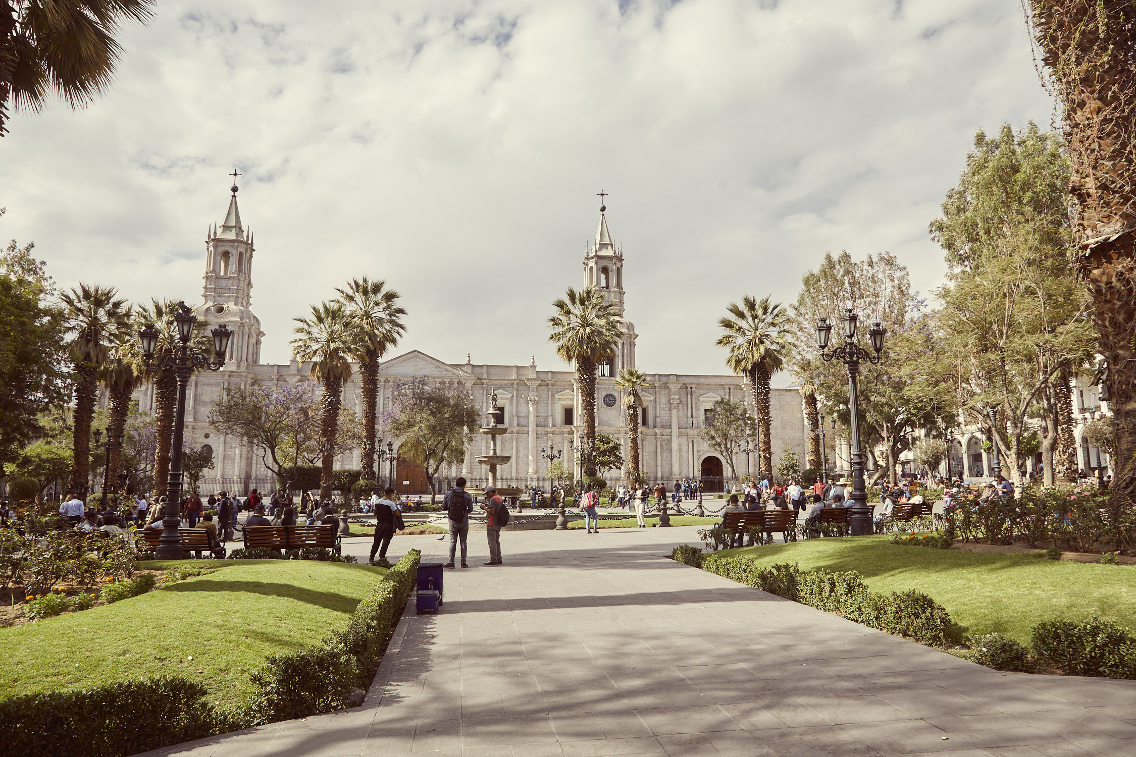 Der Plaza de Armas mit seinem schönen kleinen Park davor. Arequipa bietet eine Vielzahl an möglichen Aktivitäten, und bietet Möglichkeit zum Akklimatisieren