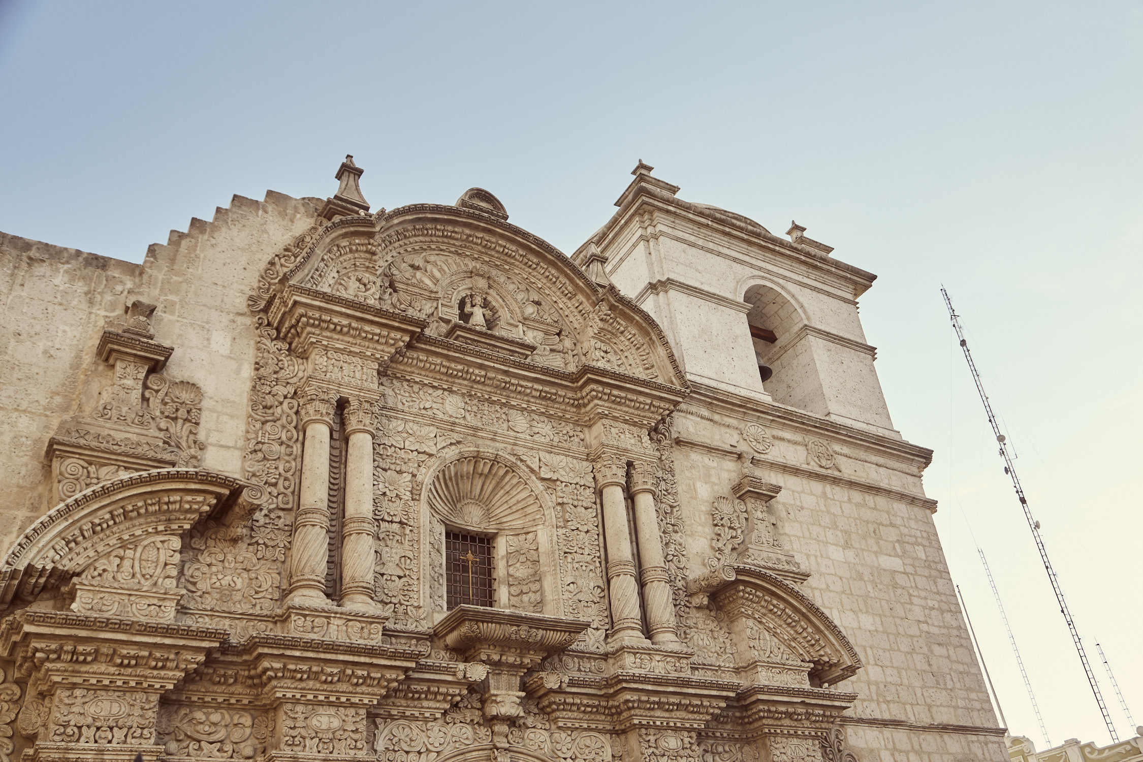 Wunderschöne Architektur einer Kirche im Herzen von Arequipa, zahlreiche Verzierungen an der Kirche in Peru