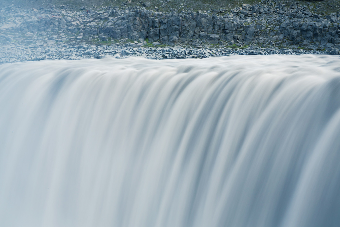 Gigantische Wassermassen, die den Dettifoss Wasserfall in Island hinuntergerissen werden