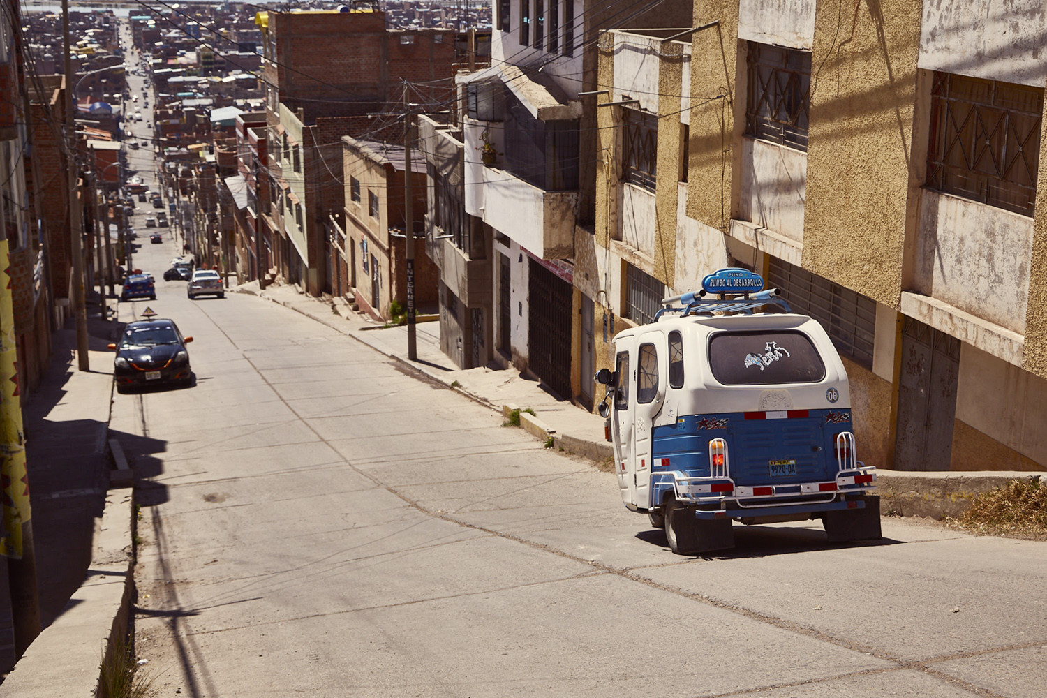 Strasse in Puno mit Mototaxi, steile Strasse, Straßenverhältnisse in Peru, Autofahren in Peru, Selbst fahren in Peru