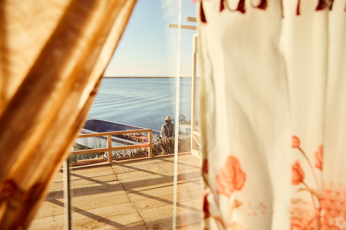 Der Ausblick aus unserem Fenster auf den Titicacasee und unseren Host in seinem Boot. Eine idyllische Unterkunft und eines der besten von unseren 9 Hotels in Peru