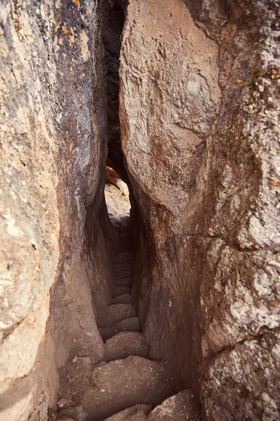 Tunnel in den Felsen gehauen in den Pisac Ruinen in Peru