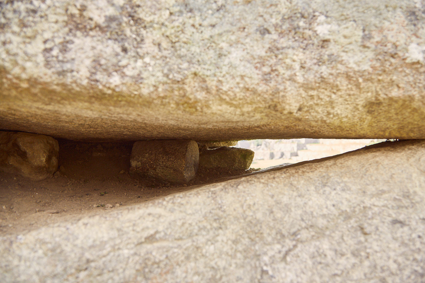 Kleinere Steine wurden wie Rollen verwendet, um die großen Brocken durch Machu Picchu zu transportieren