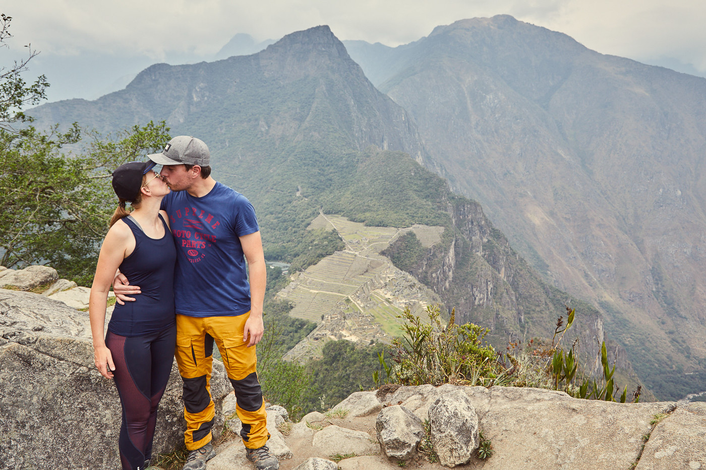 Wir haben es geschafft und waren endlich auf dem Huayna Picchu. Ein Bussi vor lauter Freude gab es auch