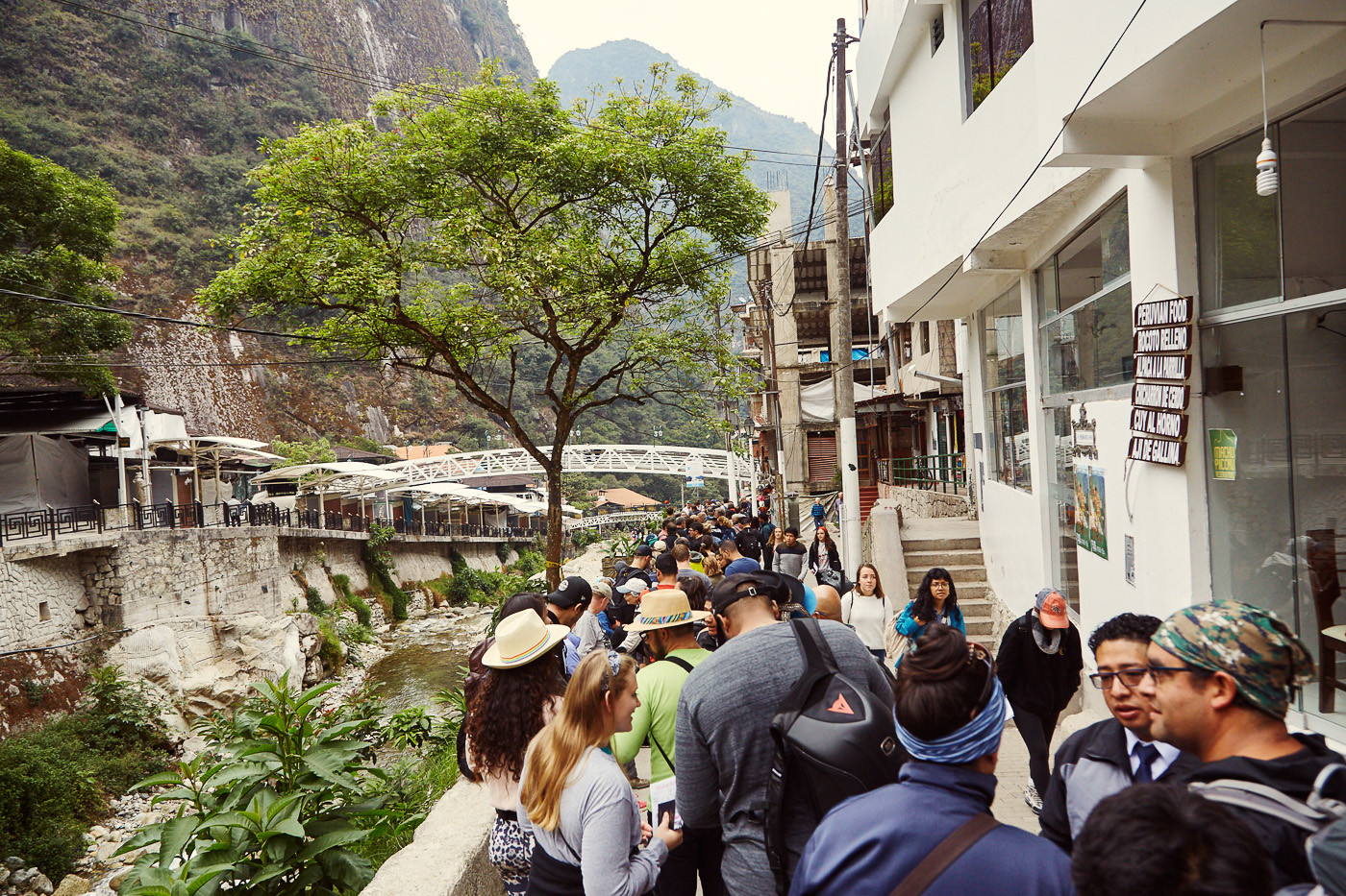 Der Blick nach Vorne zu den Bussen, Overtourism at its best in Machu Picchu