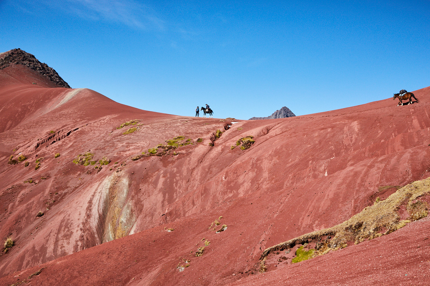 Christina am Bergkamm des Red Valley auf ihrem Pferd - ein unglaublich toller Anblick