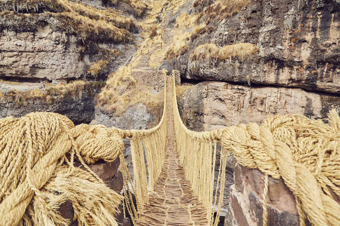 Die geflochtene Grasbrücke in Peru, beeindruckend, wenn man direkt vor ihr steht