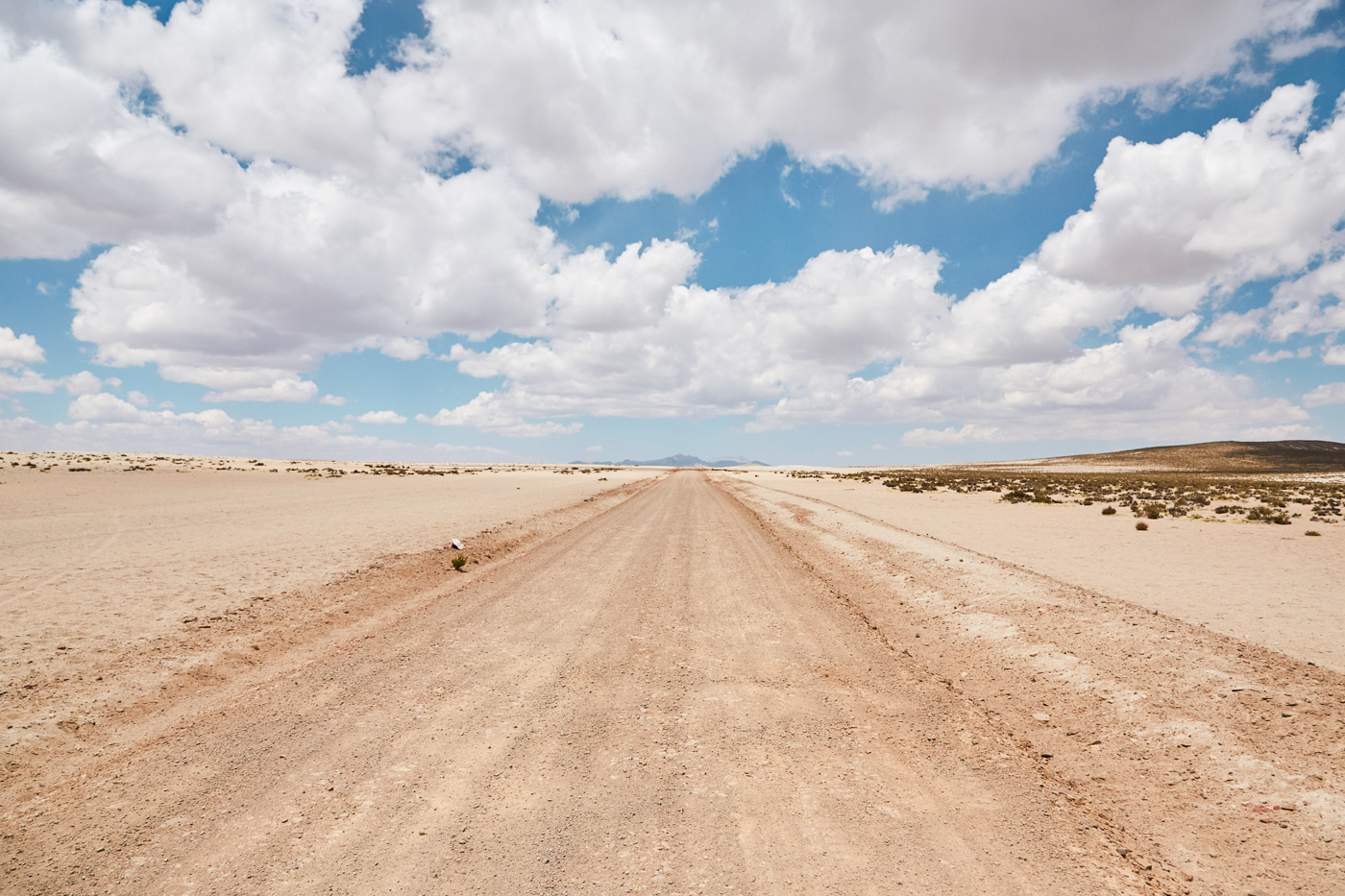 Die Fahrbahn aus Sand im Reserva Nacional de Salinas y Aguada Blanca